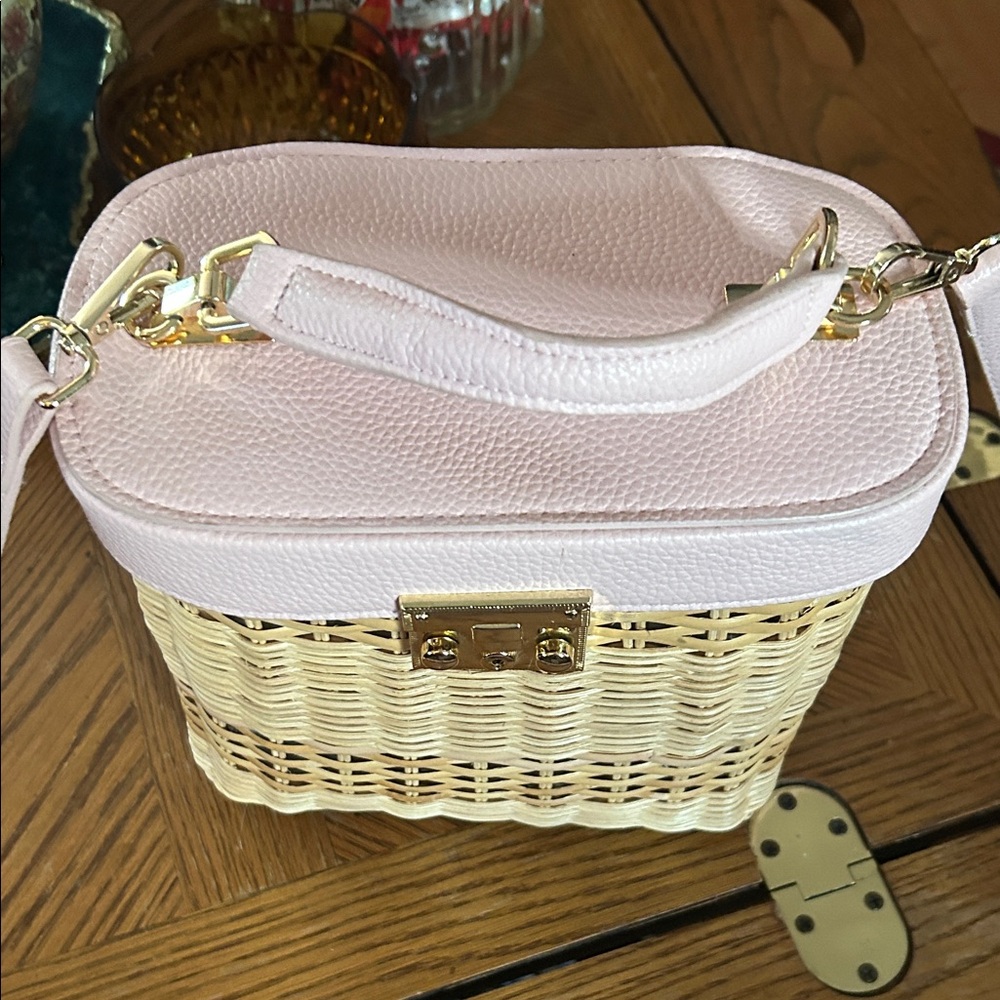 Tommy Bahama Wicker & Pink
Faux Leather Crossbody - Picture 6 of 15
